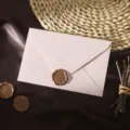 Nahaufnahme eines rosafarbenen strukturierten Umschlags mit Siegel, elegantes Vintage-Detail. - Umschlag mit Langer Klappe und Stempel / 1 Set / Rosa