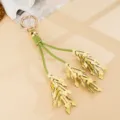 Schicker PU-Leder Blumen Taschenanhänger mit goldener Hardware, stilvoller Schlüsselanhänger. - Lavendel-Anhänger (K6718)