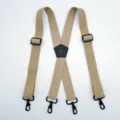 Vista dettagliata delle bretelle elastiche kaki a X con quattro ganci metallici neri. - Stile a Ganci / Grano di Mais Kaki