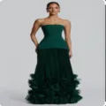 Robe de soirée longue sans bretelles vert foncé, corset ajusté et jupe plissée à volants. - XS / Robes / Vert foncé