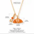 Goldene Croissant Anhänger Halskette mit Löffel Charme, stilvoller Kupferschmuck für Damen. - Karamell Eichhörnchen Öffnende Croissant-Halskette