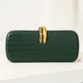 Bolso de noche tipo cartera con estampado de cocodrilo verde oscuro y cierre de anillo metálico. - Verde