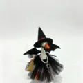 Halloween set statuetta oca bianca 7 pollici con cappello da strega nero gonna in tulle e scopa. - Set Cappello Nero Scopa Ala Halloween