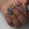 Künstliche Mandelnägel mit 3D Goldverzierung, Marmor- und Kuhflecken Nageldesign Stk. - Galvanisierter Türkis Kuhmuster Stil (M-B334) / 24 Stück/Set