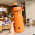 Orange portable insulated water bottle for outdoor sports, stainless steel travel mug with straw. - 650ml / Vibrant Orange