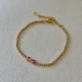Bracciale tennis in cristallo dorato con strass a cuore rosa e catena regolabile. - Stile Fiocco Rosa