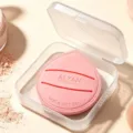 Primo piano dettagliato del puff per trucco rosa a goccia con testo e custodia trasparente. - Scatola Porta Fotocamera / Rosa