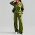 Dettaglio del completo loungewear verde oliva con maglia a maniche lunghe e pantaloni ampi. - Verde militare