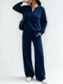 Vista dettagliata del top casual a maniche lunghe e dei pantaloni larghi blu scuro. - Blu navy