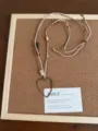 Primo piano dettagliato della collana maglione di perle in pietra naturale con cuore in metallo. - Collana Traforata Cuore (XL5938C)