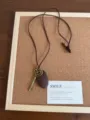 Collana con ciondolo a chiave e cuore vintage con cordino marrone e pietra, vista dettagliata. - Collana Chiave a Goccia (XL5938B)