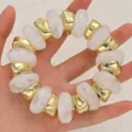 Chunky white resin gold metal link bracelet, stylish minimalist statement hand jewelry for women. - Acrylic Irregular Beaded Bracelet (6808701)