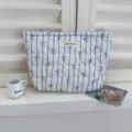 Bolsa de cosméticos acolchada bonito lazo azul rayas estuche de maquillaje portátil. - Lazo liso acolchado / L