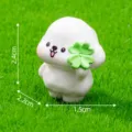 Leuke kleine witte hond figuur met groen klaverblad, hars micro landschap decoratie. - Vierbladige klaver