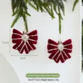 Rote Samt Weihnachtsschleife zum Aufhängen mit Glitzerdetails, festlicher Baumschmuck 2er Set. - Beflockter Geformter Ball (Schleife Stil A)