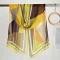 Geometrischer langer Damenschal für die Sommermode und stilvolles Strandtuch im Alltag - Color block wave lights up yellow / 160