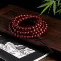 Bracelet de prière en bois de santal rouge de Zambie 108 perles, grain naturel, chapelet traditionnel. - Perle de Vieille Forme de Qualité Supérieure / 8x9mm*108 Perles