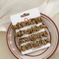 Detail bruine satin haarscrunchies, elegante smalle haarrekkers set op kartonnen display. - Goud