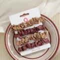 Gedetailleerd set van satijnen smalle haarrekkers, elegante bruine en gouden paardenstaarthouders. - Goud en Koffie