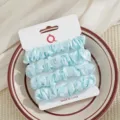 Lichtblauwe satijn haarelastiekset op kaart, elegante haaraccessoires voor vrouwen en meisjes. - Hemelsblauw