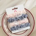 Satijnen haarelastiekjes detailweergave, elegante 4-delige haarset in roze en grijs op kaart. - Ivoor en Blauwgrijs