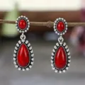 Vista detallada pendientes vintage turquesa rojo, joyería bohemia plateada. - Turquesa roja