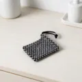 Sacchetto per sapone in rete intrecciata bianco e nero con corda e ventosa da bagno. - Quadri Neri e Bianchi con Ventosa