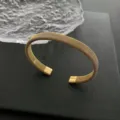 Bracelet manchette en maille dorée pour femme, jonc ouvert minimaliste à texture élégante. - 01-D5 Jonc en Acier Titane Doré