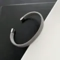 Bracelet manchette en maille d'acier inoxydable minimaliste, finition argentée, bijou moderne. - 01-D5 Jonc en Acier Titane Argenté