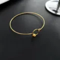 Bracelet jonc minimaliste en fil métallique doré avec charm sphère suspendu chic pour les femmes. - 02-D2 Jonc Boucle Perle en Acier Titane Doré
