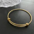 Bracelet jonc en fil dore elegant pour femme, bijou de poignet empilable minimaliste - 05-M14 Jonc Simple en Acier Titane Doré