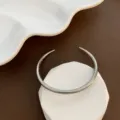 Bracelet manchette ouvert en argent texturé minimaliste, jonc élégant pour femmes. - 02-D8 Jonc Simple en Acier Titane Argenté