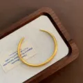 Bracelet manchette ouvert en métal doré minimaliste, design texturé élégant pour femmes. - 02-D8 Jonc Simple en Acier Titane Doré