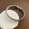 Bracelet manchette ouvert à ressort en métal minimaliste chic moderne bijou esthétique - Jonc Moyen en Acier Titane