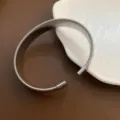 Bracelet manchette ressort argenté minimaliste, jonc en métal enroulé unique pour femmes. - Grand Jonc en Acier Titane