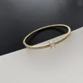 Élégant bracelet jonc doré avec un cristal rectangulaire central et une incrustation chic. - 1-2-13 Jonc Zircone Plaqué Or