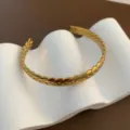 Bracelet jonc ouvert tressé doré bijou de poignet minimaliste chic et élégant style - 05-D16 Jonc Blé en Acier Titane Doré