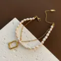 Bracelet double en perles d'eau douce avec chaîne dorée et pendentif carré. Bijou élégant chic. - 03-K13 Bracelet en Perles et Acier Titane