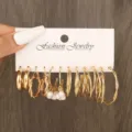 Set di orecchini a cerchio dorati alla moda con perle, eleganti gioielli in metallo. - 5722401HB-Metallo alla Moda-Set Cerchi d'Oro Finta Perla