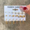 Set di orecchini a cerchio in metallo dorato e perle finte per donne eleganti. - 5485-Gioielli Multiparte-Set Orecchini a Bottone Sfera in Metallo Finta Perla