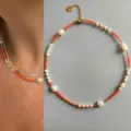 Girocollo boho con perline arancioni di conteria e perle d'acqua dolce stile per donne moda - Arancione