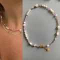 Girocollo boho artigianale in perle d'acqua dolce con perline viola e ciondolo a cuore. - Viola