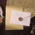 Ensemble de papeterie vintage avec enveloppe texture rose, lettre et sceau de cire. - Rose