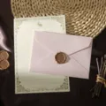 Set de papeterie vintage avec enveloppe texturée rose, papier ligné et cachet de cire. - Rose