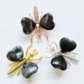 Pierre naturelle cristal coeur libellule papillon ornement metal variante deco piece - Or / Larvikite