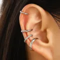 Vista detallada del juego de pendientes de oreja geométricos plateados, joyas minimalistas. - Pendientes de Cartílago de Cuatro Piezas (1371) / Plateado