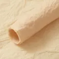 Geknittertes Blumenpackpapier, handgeknülltes Bastelpapier für Blumensträuße und Geschenke. - Handgeknetetes Papier / Holz