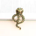 Broche cobra dorée de style vintage avec strass vert scintillants, accessoire de mode élégant. - Vert