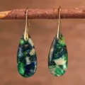 Boucles d'oreilles pendantes en pierre naturelle jaspe avec crochets dorés vert et bleu. - Style Goutte Pierre Impériale Colorée (ER1025-38)