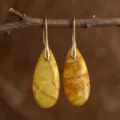 Élégantes boucles d'oreilles en pierre naturelle en forme de goutte avec crochets. - Style Pierre Impériale Jaune et Brute (ER1025-40)